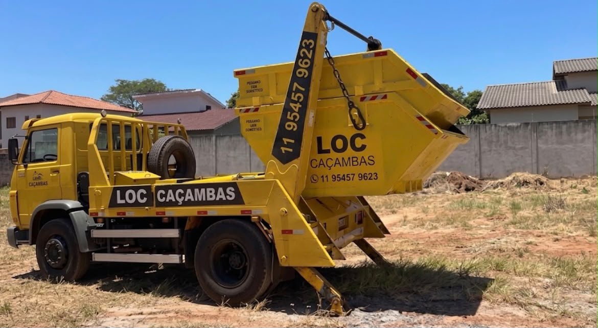 Caminhão amarelo da LOC Caçambas em obra