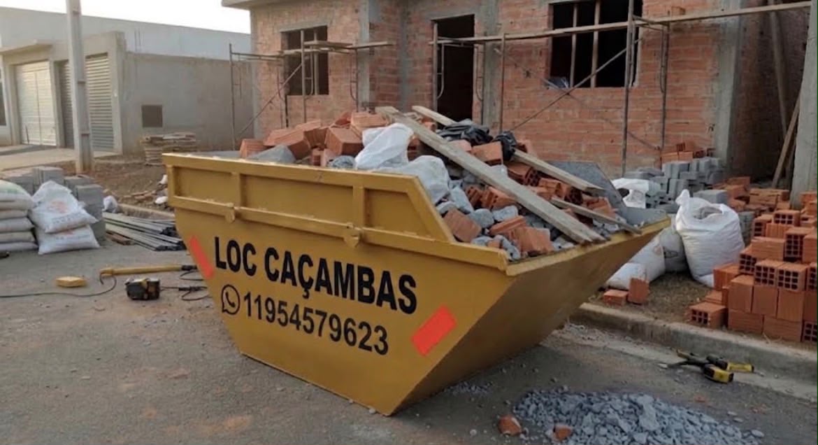 Caçamba amarela da LOC Caçambas em obra residencial